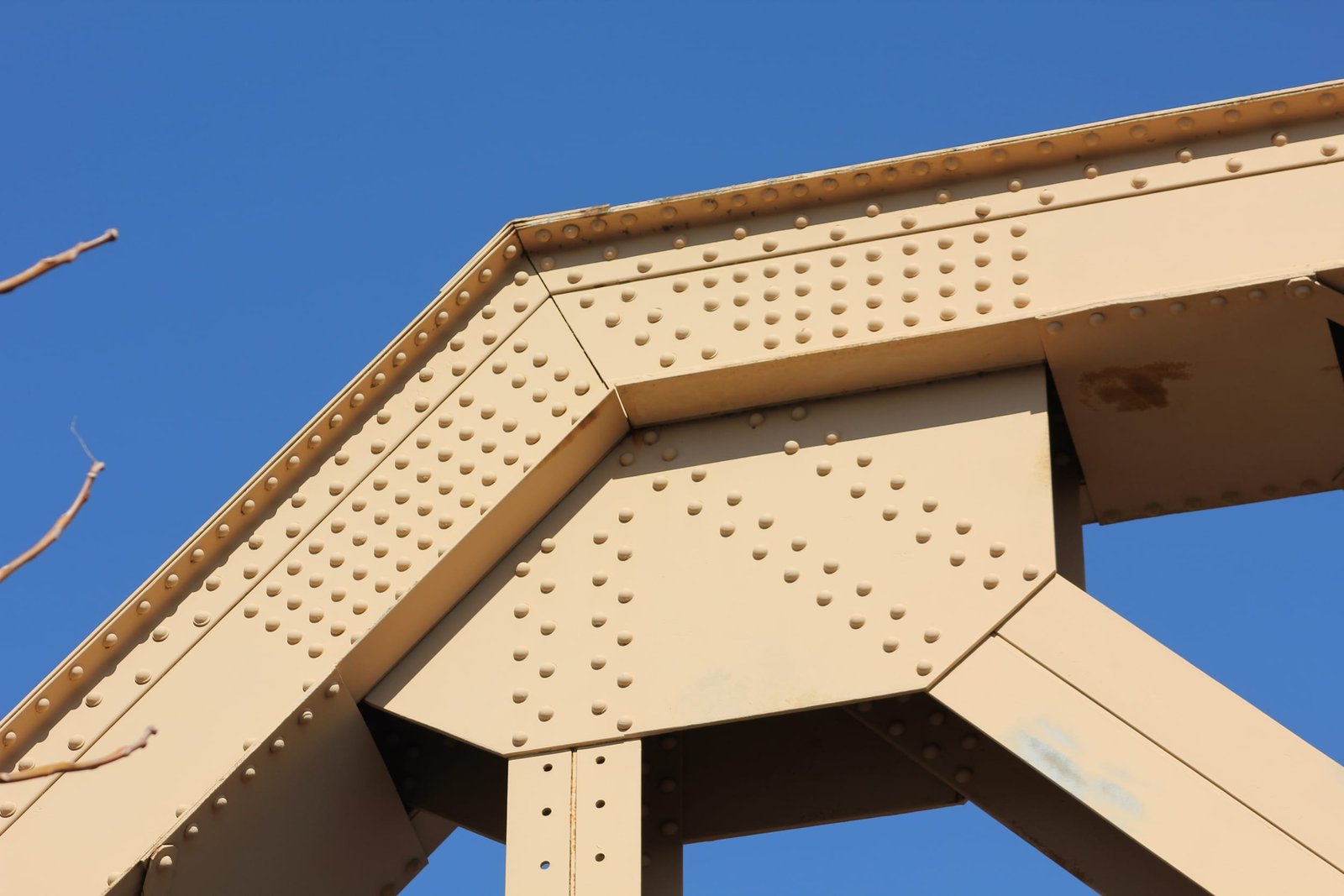 Upper angle connection, pony truss span